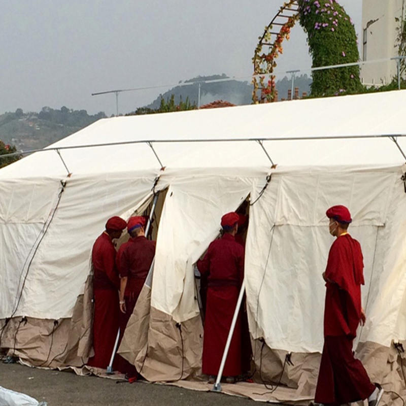 MSF/ICRC/IFRC Standard 45 m² monikäyttöinen teltta, jota käytetään koulunkäynnissä, toimistossa, klinikalla