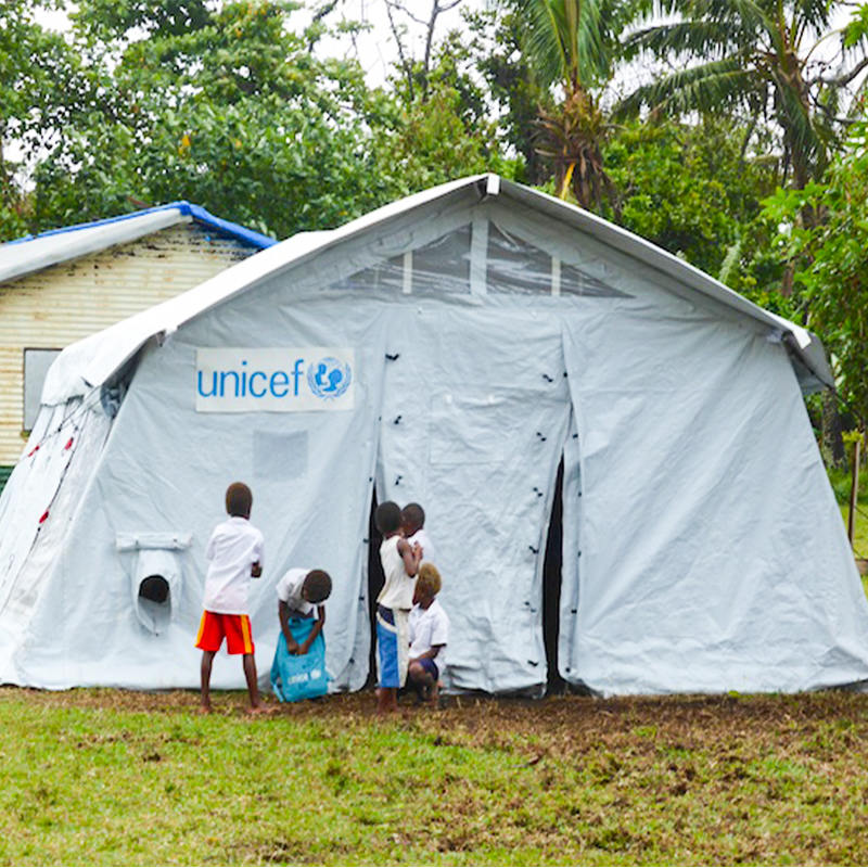 UNICEF Standard 42 m² monikäyttöinen napateltta integroidulla/irrotettavalla varjostimella