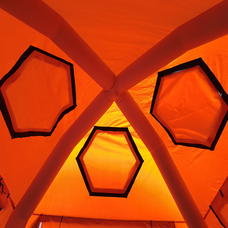 4 hengen kelluva puhallettava teltta